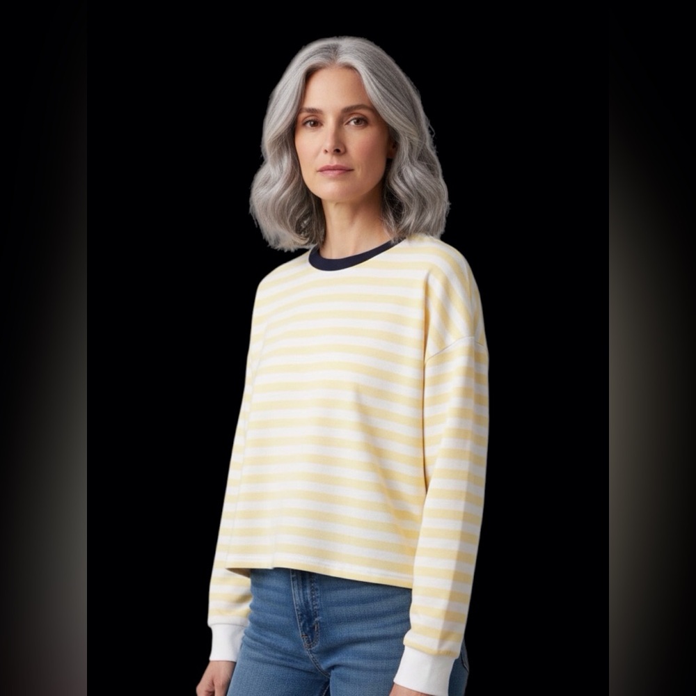 NWOT....Womens Oak & Trellis cropped sweatshirt size medium.